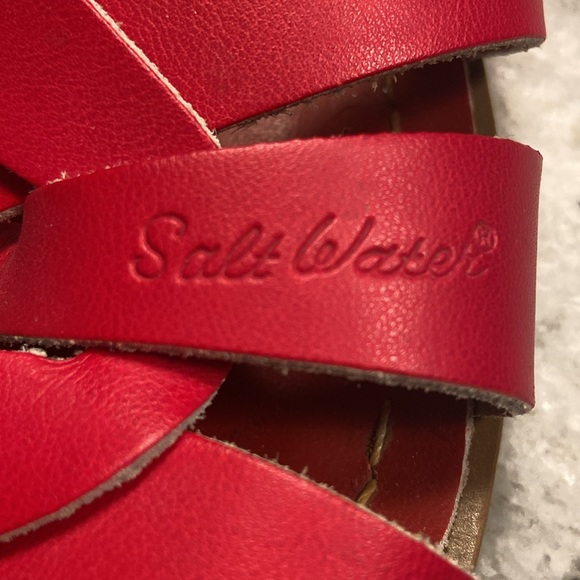 Red salt water sandals only worn a couple times Men’s size 6 Women’s size 8 - Picture 4 of 8